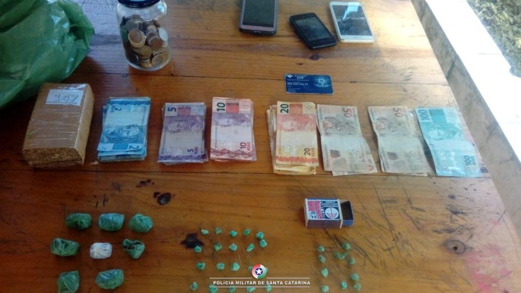 Polícia prende homem e apreende menor pelo crime de tráfico de drogas e receptação em Itapoá