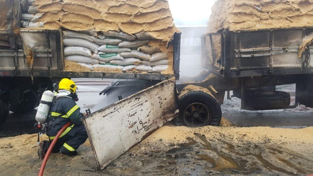Bombeiros de Garuva atendem ocorrência de incêndio em caminhão