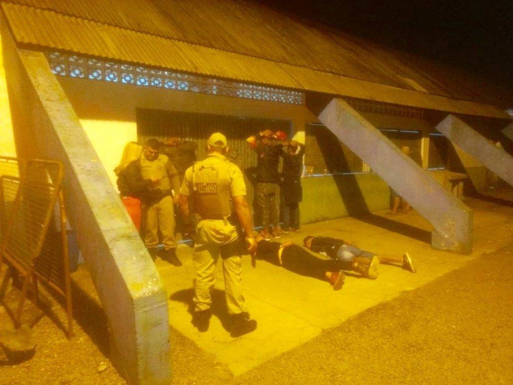 PM de Garuva prende traficantes na Vila Geórgia Paula, que traficavam durante evento esportivo