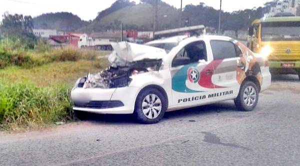 Viatura da PM se envolve em acidente durante perseguição em Itapoá