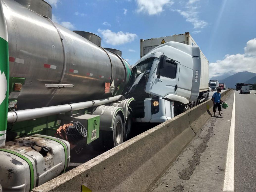 Acidente na BR 101 em Garuva envolve três caminhões na manhã desta sexta-feira (21)
