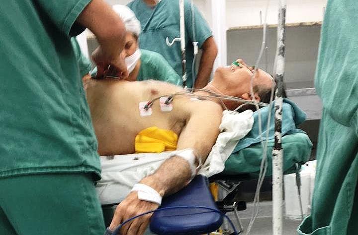 Bolsonaro foi atingido no fígado, pulmão e intestino, relata filho