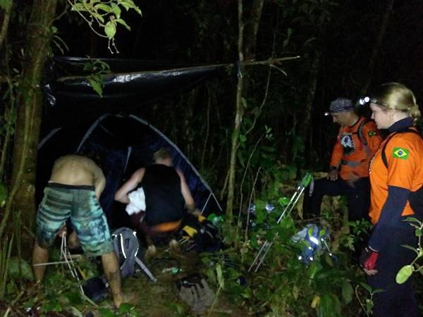 Jovens são resgatados no Monte Crista após errarem a trilha de volta e se perderem