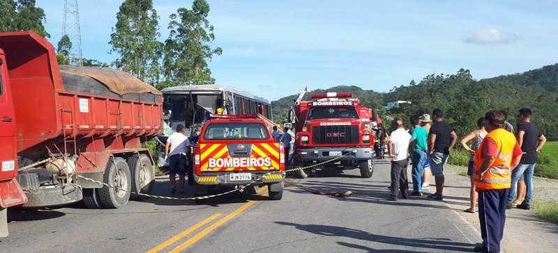 Grave acidente entre caminhão e ônibus deixa vários feridos em Garuva