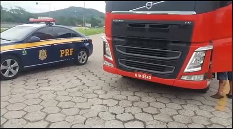 PRF flagra carreta com dispositivo para ocultar placa na BR 101 em Garuva