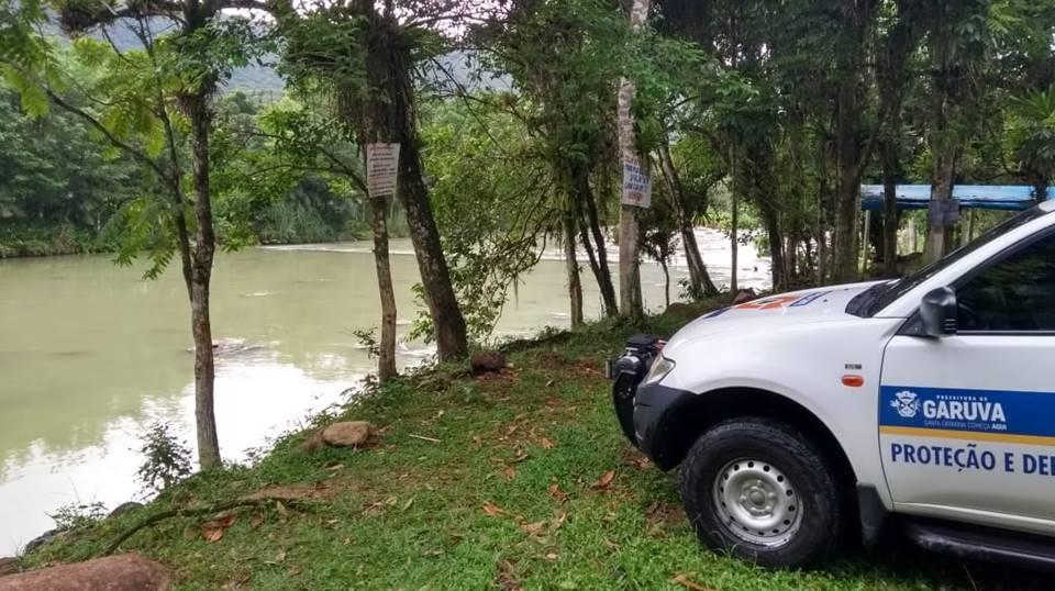 Produto químico vaza em acidente na BR 376 e atinge águas do Rio São João em Garuva