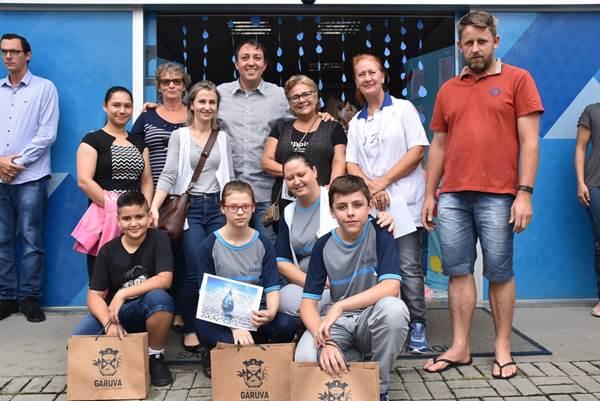 Prefeitura entregue tablets a alunos vencedores do Concurso do Dia Mundial da Água