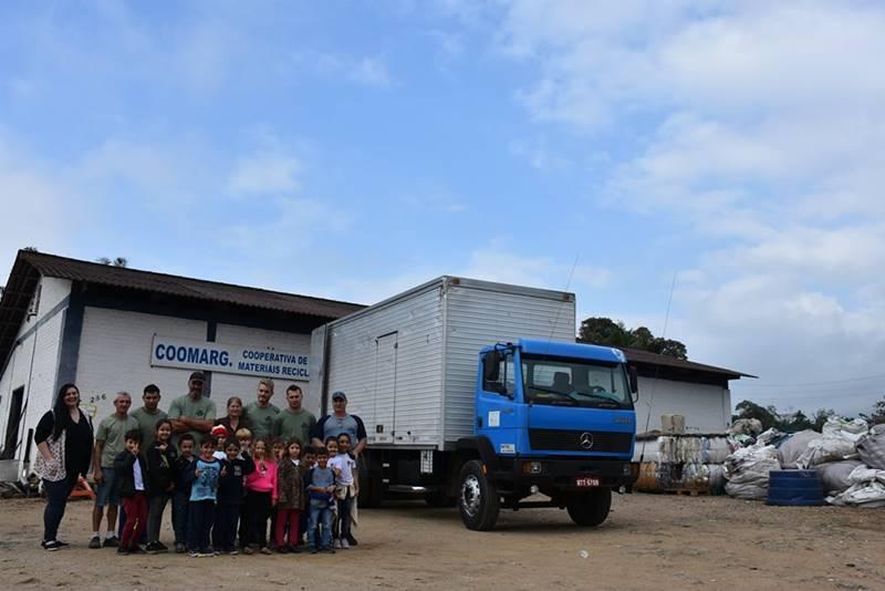 Alunos visitam Cooperativa de Coletores de Materiais Reciclados em Garuva