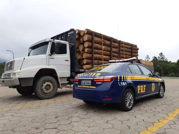 PRF de Rio do Sul flagra caminhão arqueado pelo excesso de peso