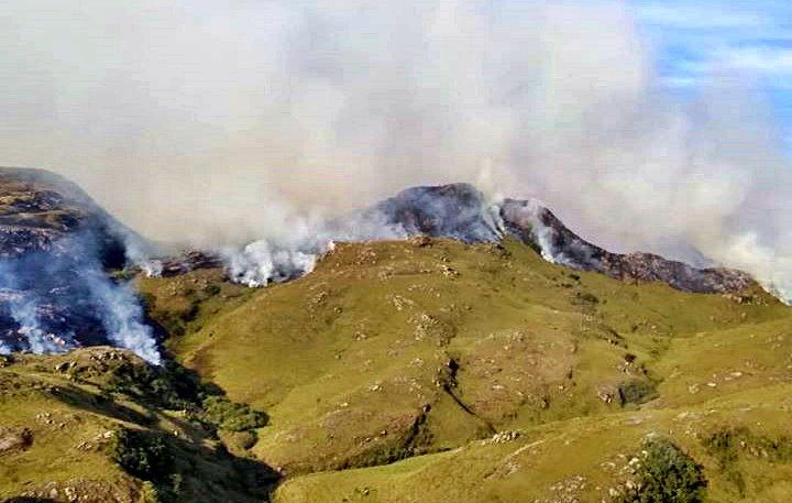 Bombeiros trabalham neste domingo para combater incêndio no Morro do Quiriri em Garuva