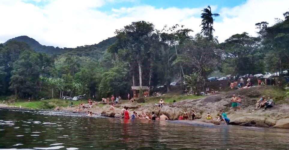 Banhistas lotam Rio São João no feriado de Natal em Garuva
