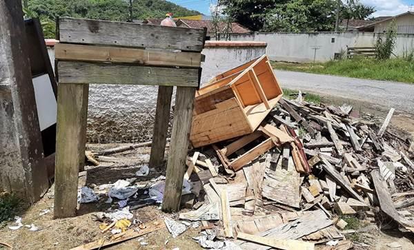 Prefeitura de Garuva faz operação para recolher entulhos pela cidade. Resíduos devem ser deixados na frente das residências.