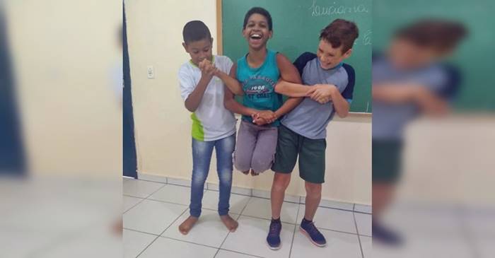 “Amigos não derrubam, amigos ajudam a levantar” – Diz Escola de Garuva em campanha no facebook