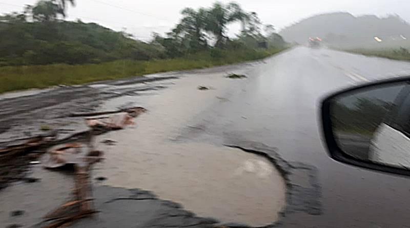 “Buracão” na pista põe motoristas em risco na SC-417 em Garuva, região da Mina Velha