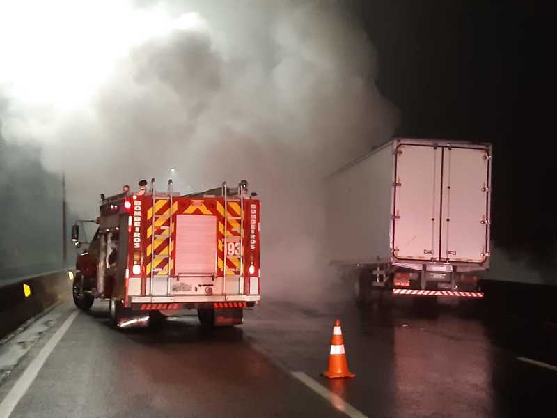 Bombeiros de Garuva combatem incêndio em caminhão na Rodovia BR-376 na noite de terça-feira (07)