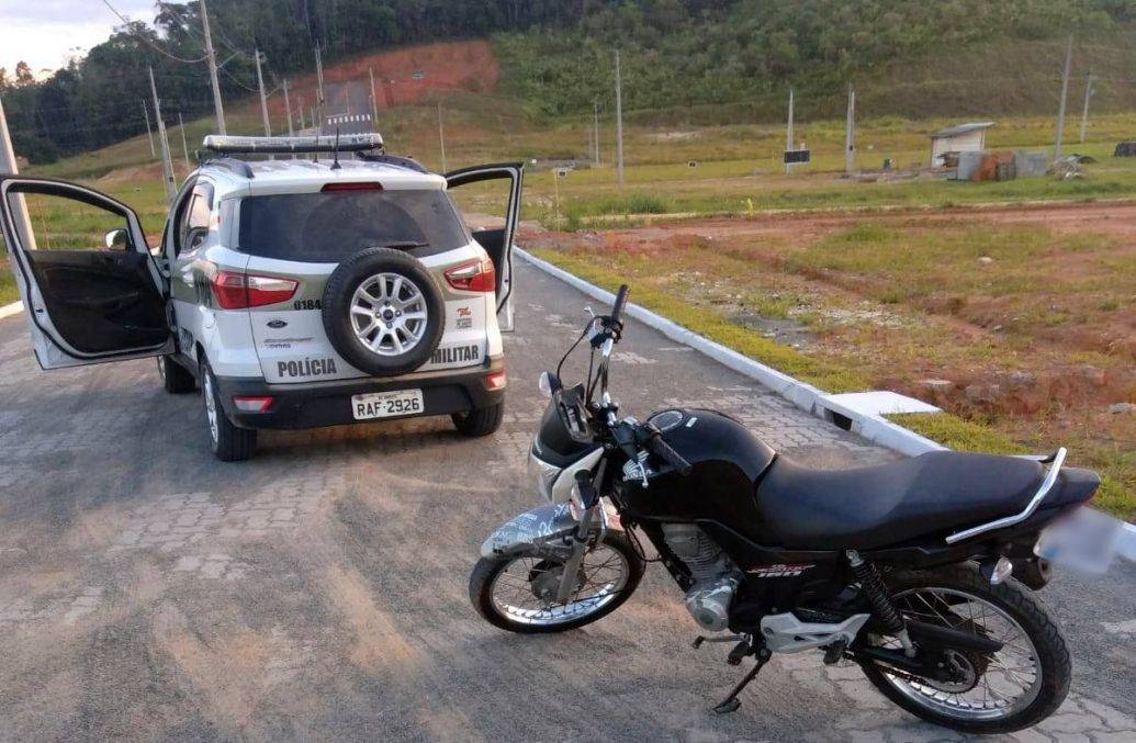 Polícia Militar de Garuva prende dupla e recupera moto roubada