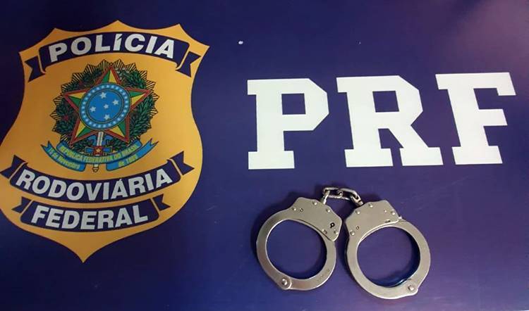 PRF flagra motorista com mandado de prisão em Garuva, na BR 101