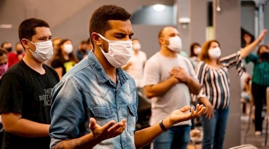 STF decide que estados e municípios podem proibir cultos na pandemia