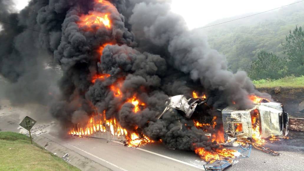 Carretas pegam fogo em acidente na Rodovia BR-376 entre Curitiba e Garuva