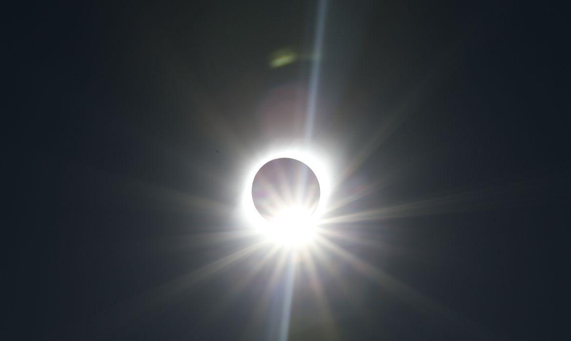 Região sul do Brasil terá maior visibilidade do eclipse solar que ocorrerá hoje (14) entre as 12h e 15h