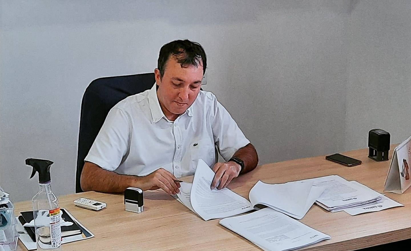 Prefeito de Garuva assina contratos de repasse financeiro para revitalização da Avenida Celso Ramos e pavimentação asfáltica no Palmital
