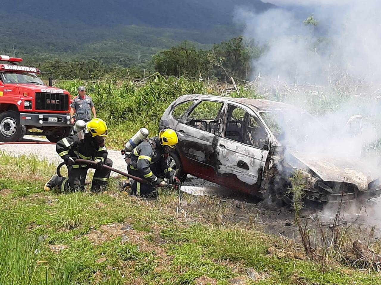 Carro é destruído por incêndio na localidade do Palmital, em Garuva