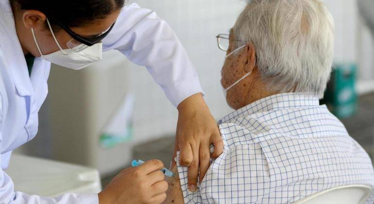 Quarta dose da vacina contra COVID-19 já está liberada para idosos acima de 70 anos, em Garuva.