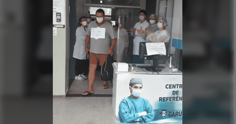 Emocionado, paciente recebe alta do Centro de Referência ao Coronavírus de Garuva