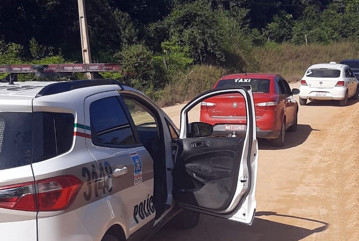 Táxi roubado em Garuva é recuperado momentos depois na cidade de Itapoá.