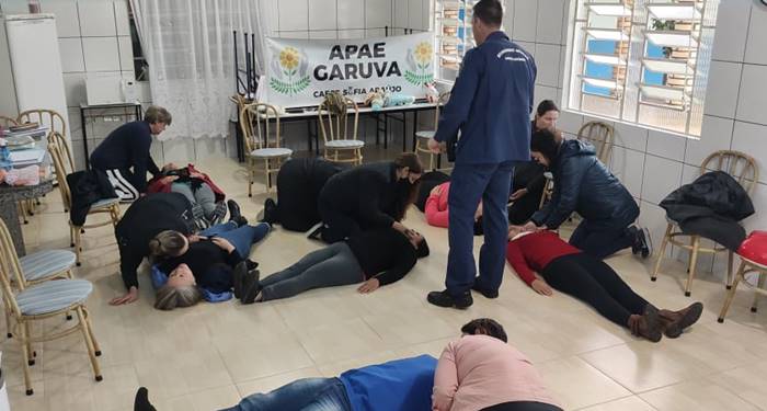 Bombeiros realizam palestra para profissionais da educação na APAE de Garuva.