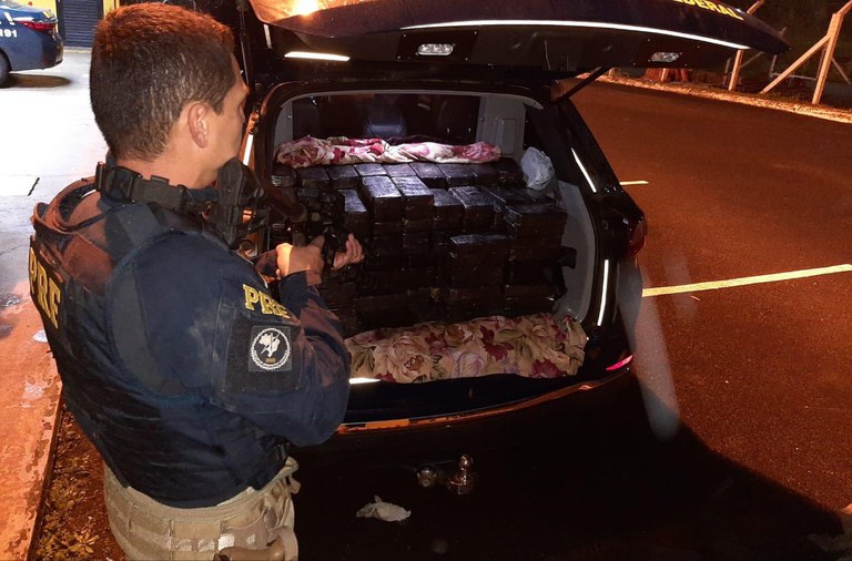 Caminhão tomba na BR-376 em Guaratuba e PRF apreende R$ 28 milhões em cocaína.