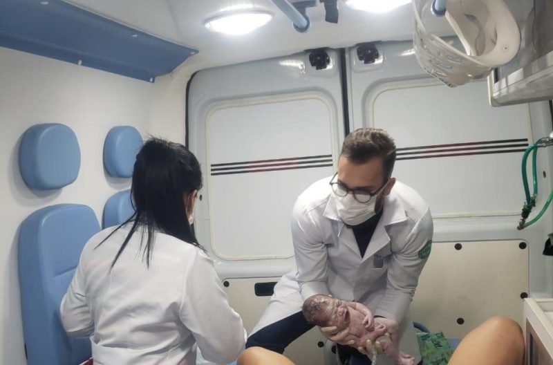 Bebê não espera chegada à maternidade e nasce dentro da ambulância de Garuva.