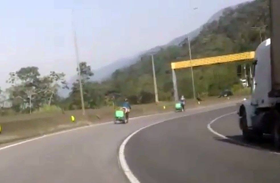 PERIGO: Ciclistas transitam pelo lado esquerdo da pista na BR-376, em Guaratuba.