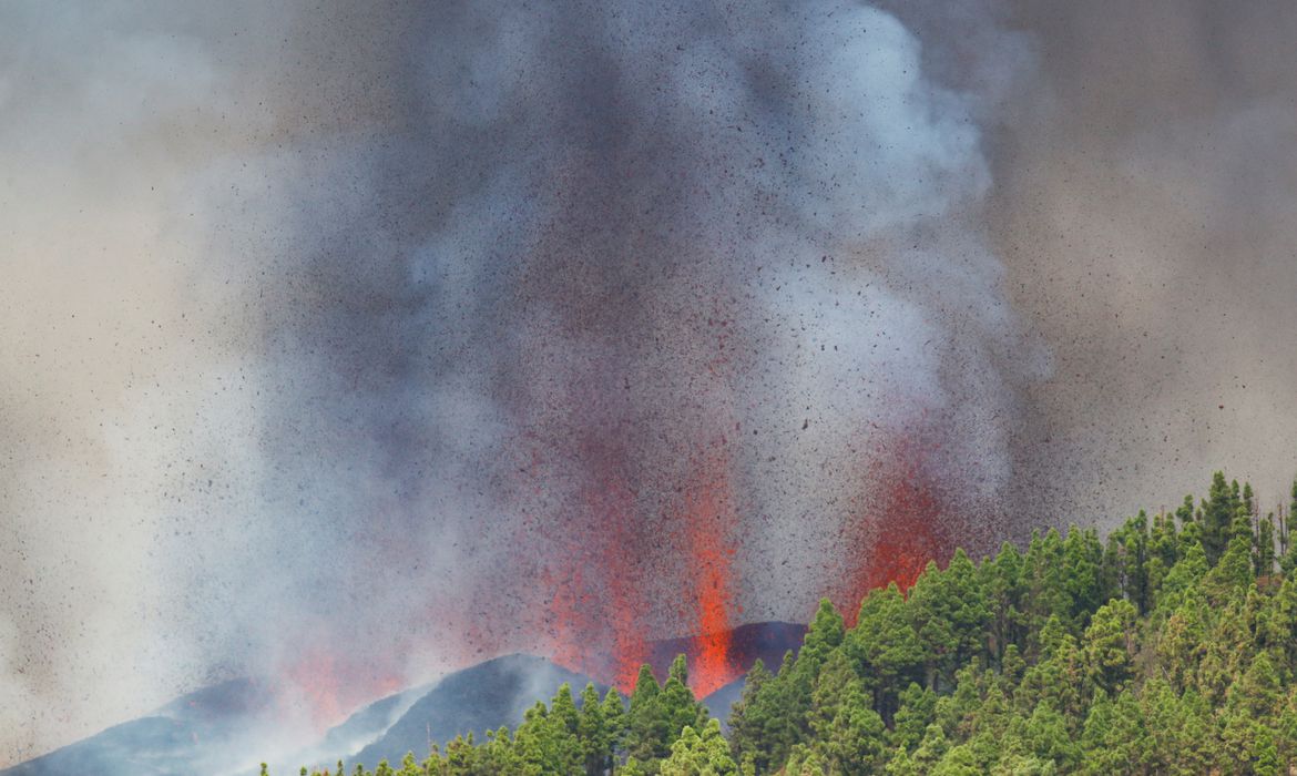 INTERNACIONAL: Erupção de vulcão em ilha de La Palma provoca fugas e destrói casas