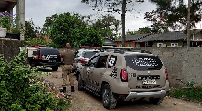 Polícias Civil e Militar cumprem mandado de busca e apreensão em Itapoá.