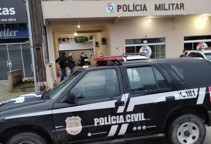 Polícias Civil e Militar de Itapoá cumprem mandados de busca e apreensão.