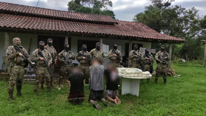 Polícia Militar fecha laboratório clandestino de drogas na localidade do Descoberto, na zona rural de Guaratuba.