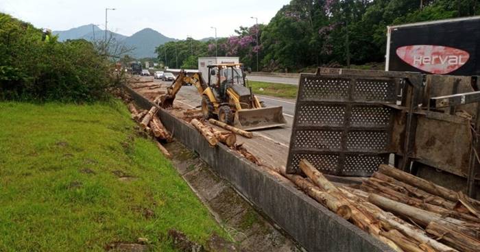 Acidente com carga de madeira complicou o trânsito na BR 101, em Garuva, nesta quinta-feira (13).
