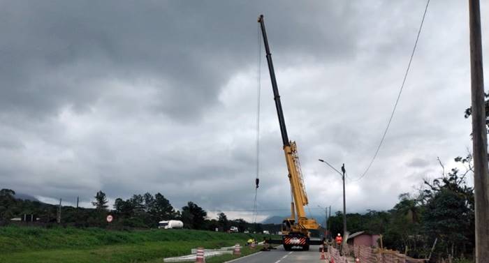 Rodovia BR-101 terá interdição noturna até quinta-feira (03) para obras em passarela de Garuva.