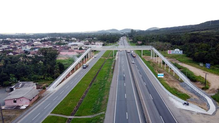 Nova passarela na BR 101, em Garuva, já está à disposição da comunidade.