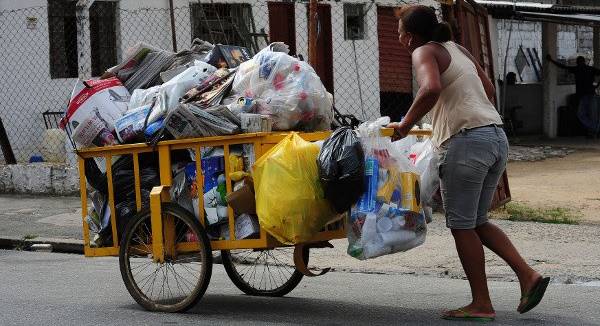 Presidente da Câmara promulga Lei proibindo o recolhimento de material reciclável das 22h às 5h, em Garuva.