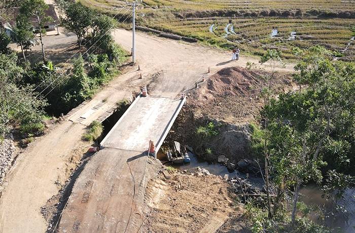 Rio Cavalinhos, em Garuva, ganha nova ponte de concreto.
