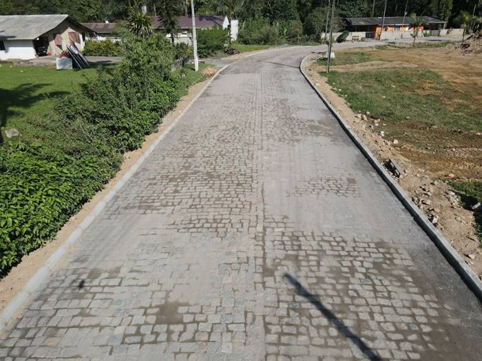 Estrada Alfredo Elmer, em Garuva, começa a receber pavimentação em pedras.