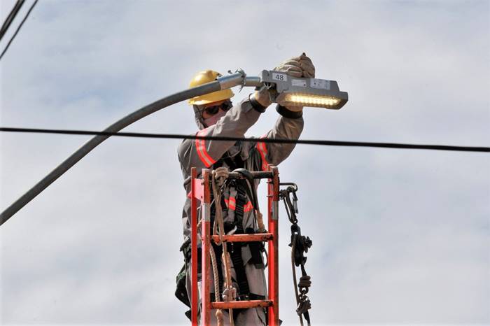 Prefeitura realiza obras de ampliação da rede de energia elétrica em Garuva.