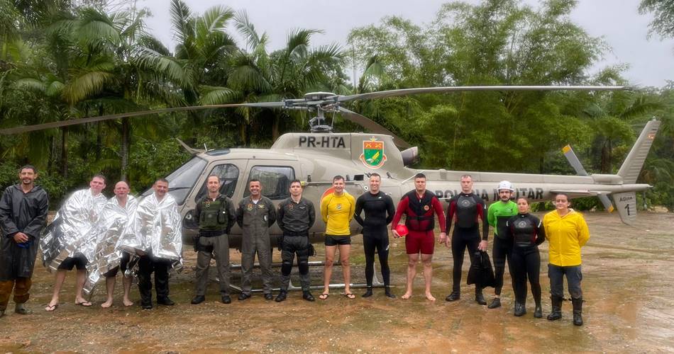 Com apoio do Helicóptero Águia, bombeiros resgatam homens na região do Monte Crista, em Garuva.