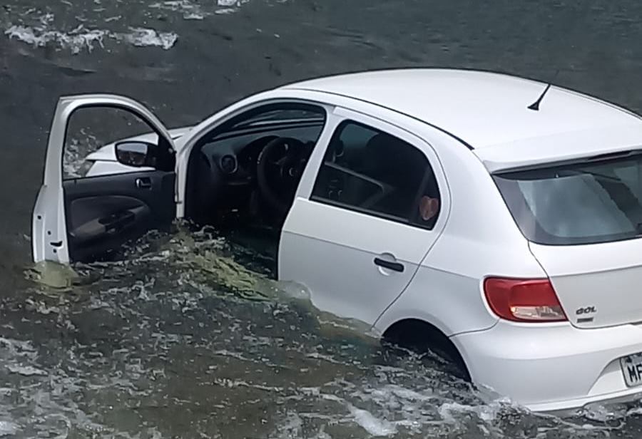 Homem morre afogado após carro cair no rio, em Garuva.