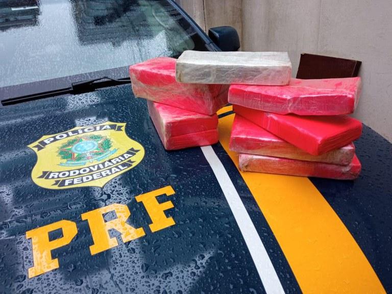 PRF apreende 9,5 quilos de cocaína pura em carro com placas de Garuva.